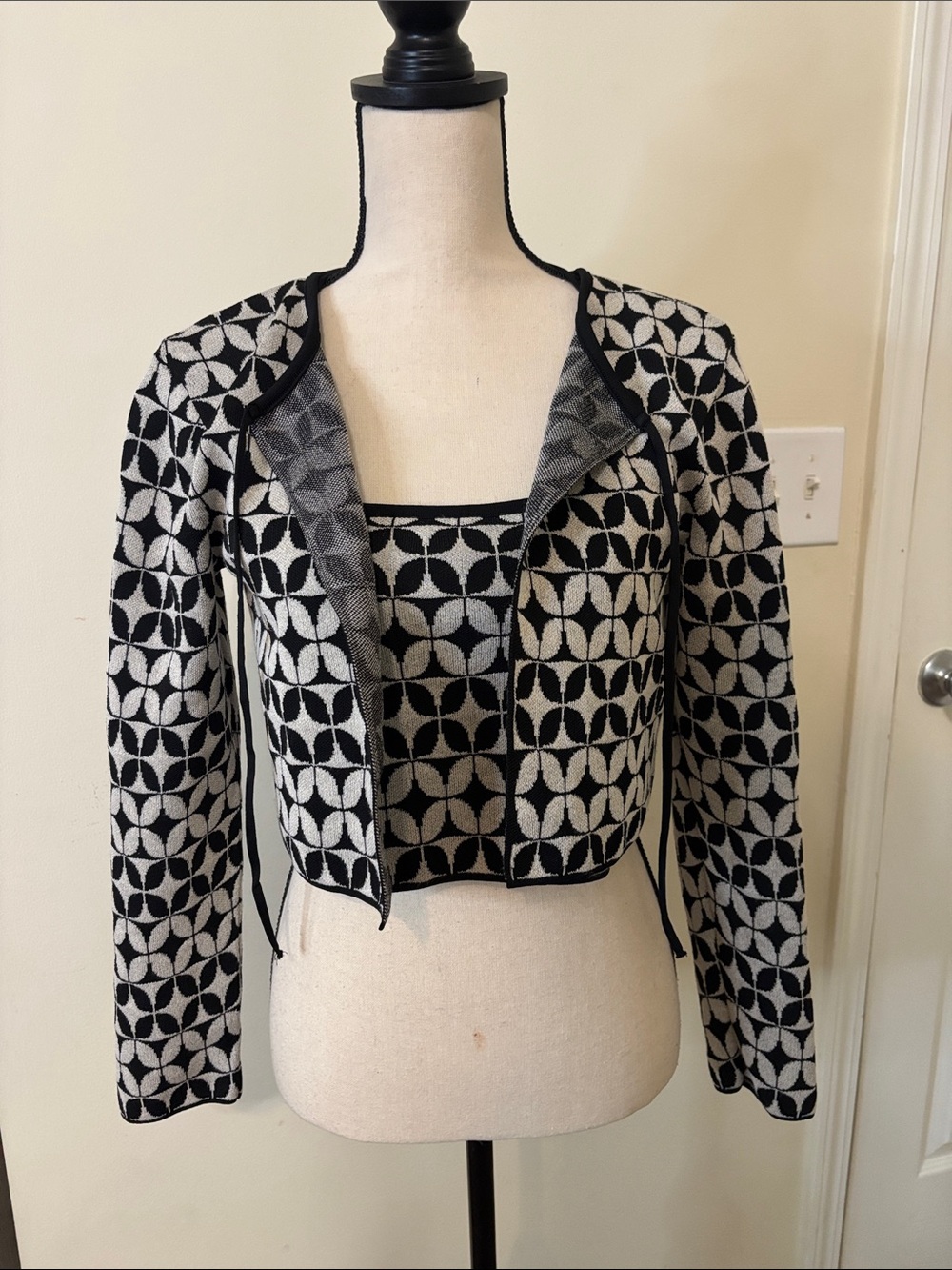 Zara Black & Cream Geometric Cropped Cardigan - size Large